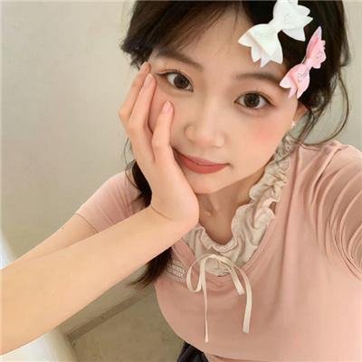 在塑料泡沫的男孩